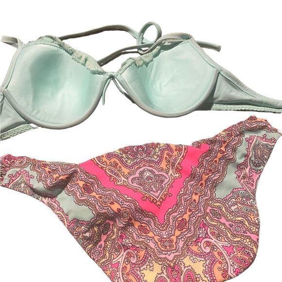 Victoria’s Secret 36C bikini bottoms are size medium great look great condition - Picture 2 of 2